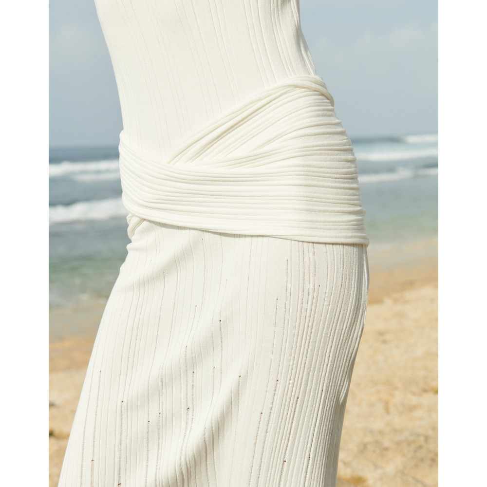 Платье с баской белое