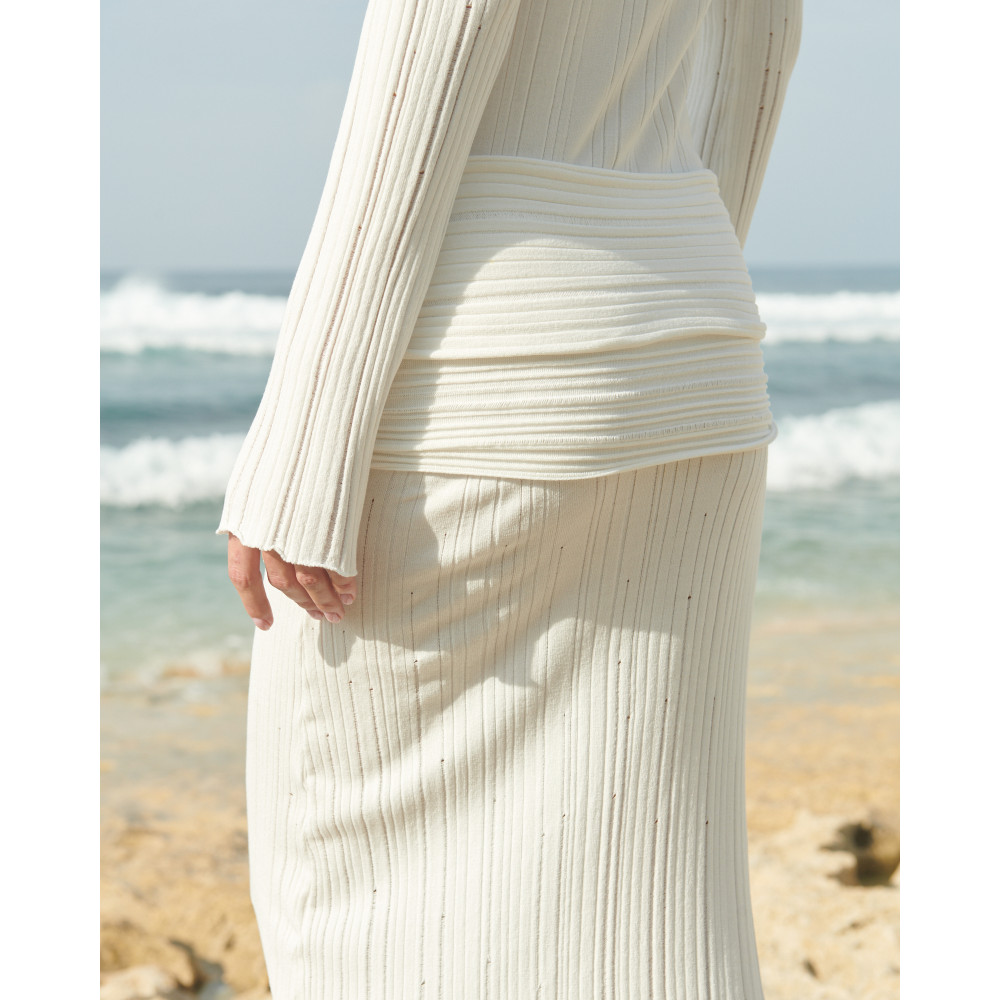 Платье с баской белое