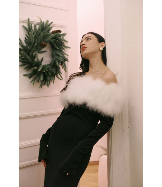 1. Платье черное с отделкой из перьев марабу